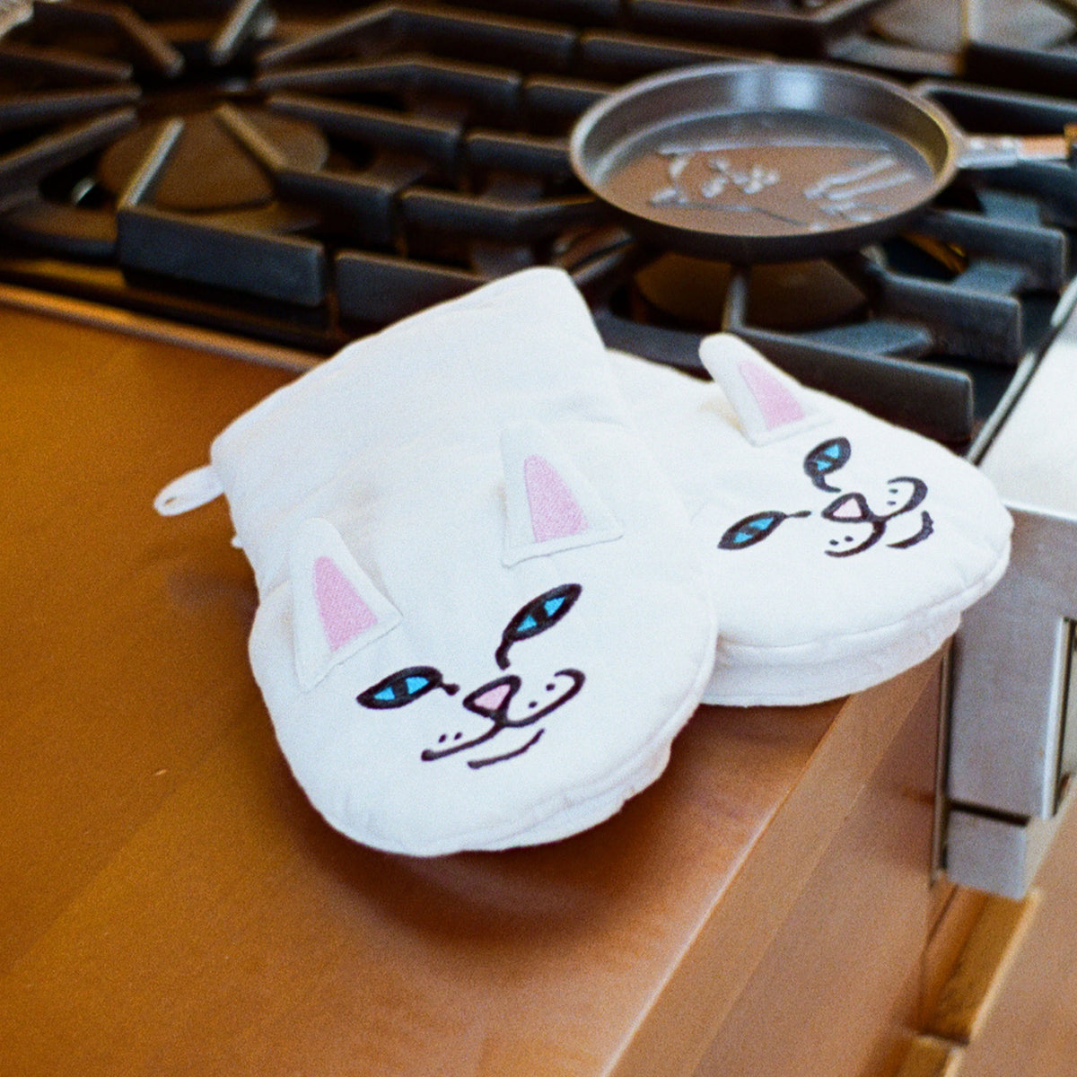 NERMIE OVEN MITTENS ( WHITE ) - RIPNDIP